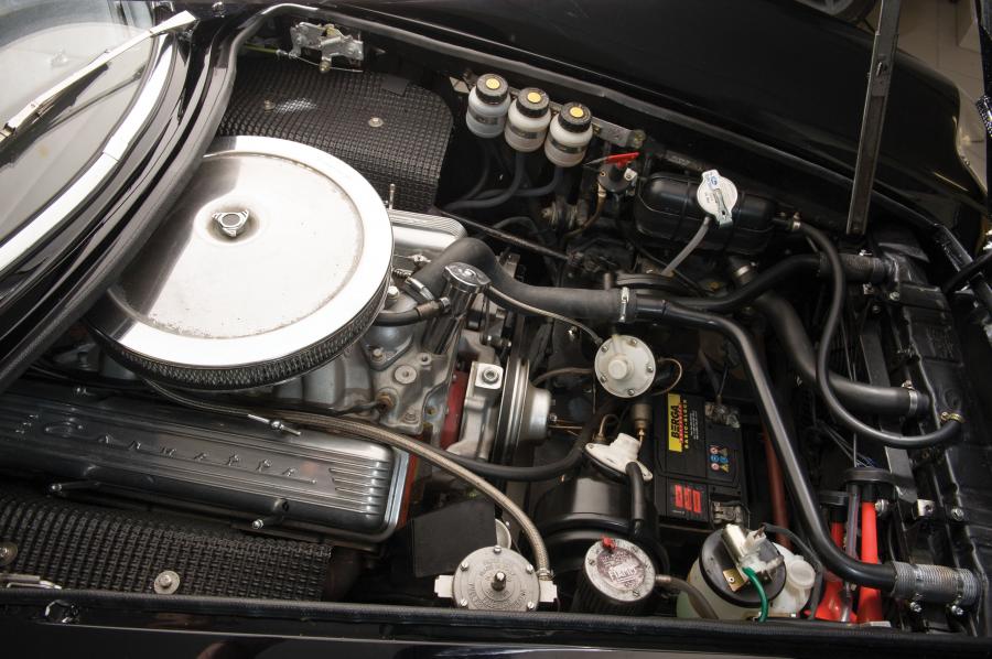 Моторный отсек Bizzarrini 5300 GT Strada 1966 года  (фото 3 из 18)